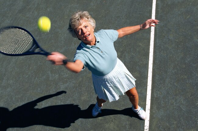 женщина играет в тенис