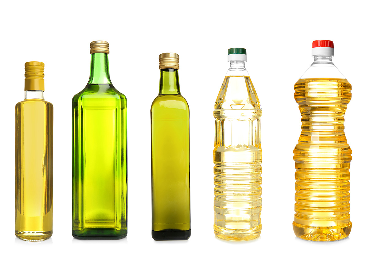 разные виды масла в бутылках