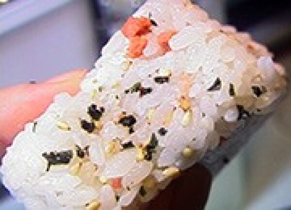 Натуральная приправа к рису с лососем и водорослями вакамэ Mizkan Omusubiyama Salmon Wakame